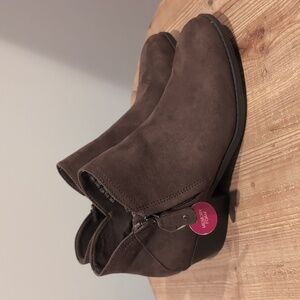 KOHLS ANGELFISH OLIVE Booties 9.5